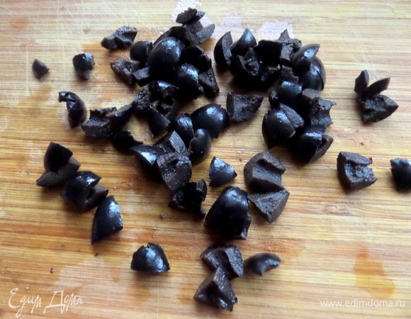 Маслины измельчить.