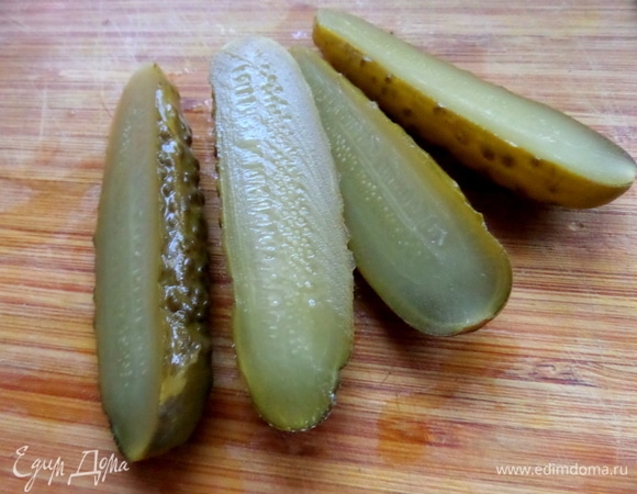 Маринованные огурцы отделить от рассола полностью.