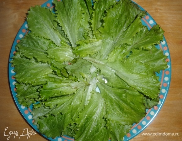 Листовой салат вымыть, обсушить. Выложить на дно плоского блюда.