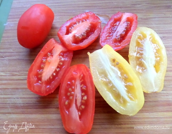 Томаты двух цветов разрезать.