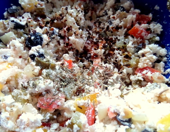 Растереть начинку с приправами «томаты и оливки». Можно перемешать с помощью техники.