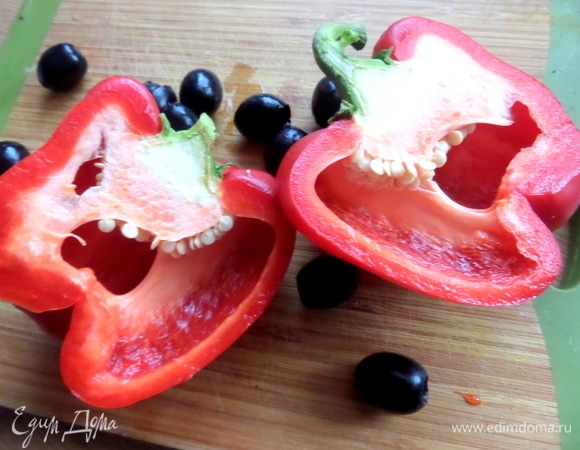 Перец разрезать, очистить от семян.