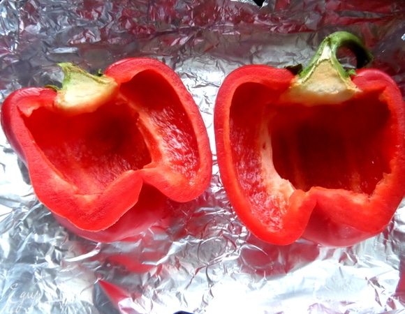 Поместить в форму на фольгу.