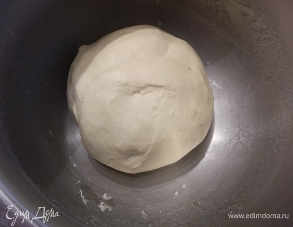 Оно не липнет к рукам и полностью отстает от стенок чаши комбайна. Чашу накрыть пленкой и поместить в теплое место на расстойку на 1,5–2 часа.