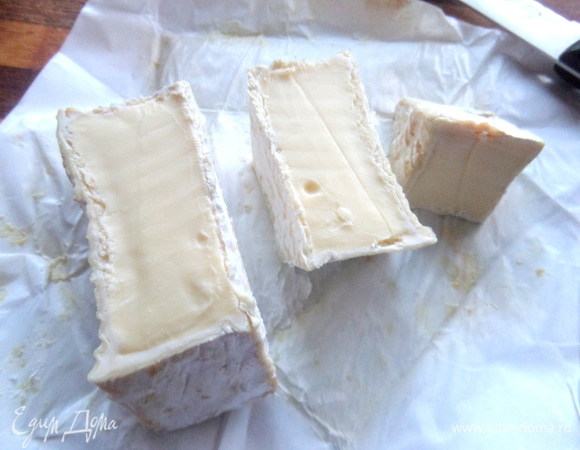 Сыр бри нарезать на пластинки.