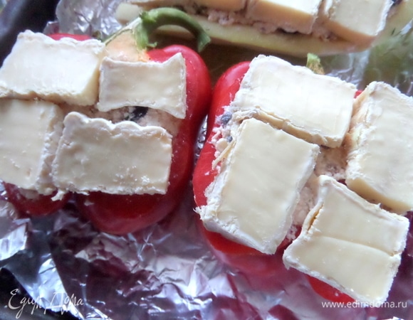 Накрыть перцы сыром.