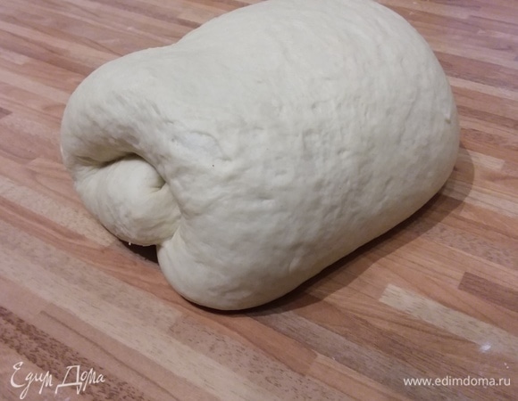 С каждым последующим разом тесто все больше сопротивляется раскатке, становится плотнее. В конце сформировать буханочку.