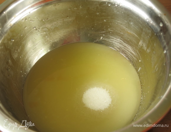 Кладем сахар.