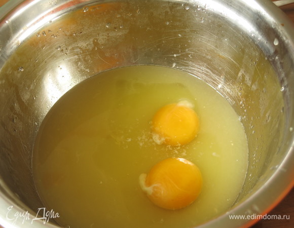 Вбиваем яйца. Слегка взбиваем венчиком.