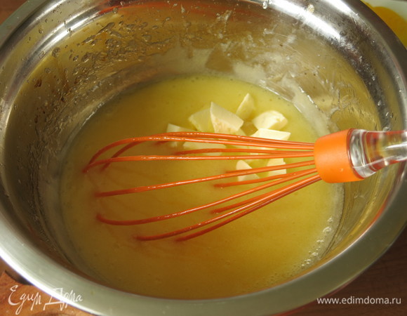 Добавляем масло сливочное, вмешиваем.