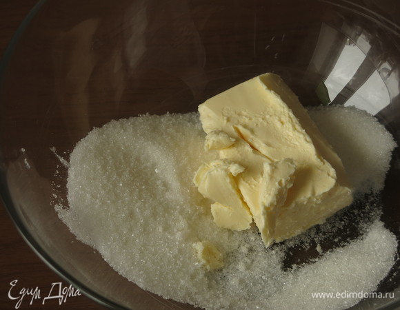 Соединяем масло и сахар.