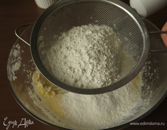 Просеиваем муку с разрыхлителем. Добавляем цедру.