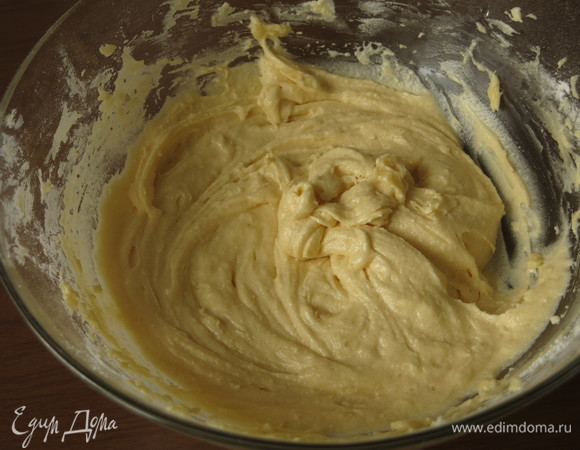 Замешиваем однородное тесто (на фото — норма 1:2, по исходному рецепту это тесто предназначено под заполнение курдом из сока трех лимонов, мне пришлось увеличивать норму теста в два раза, наверное, лимоны очень сочные, пропорции указаны в рецепте с учетом увеличения).
