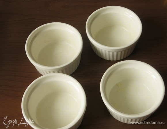 Смазываем формы малом.