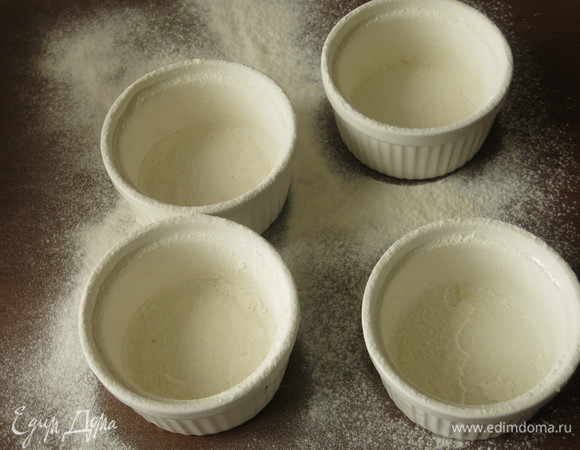 Посыпаем мукой.