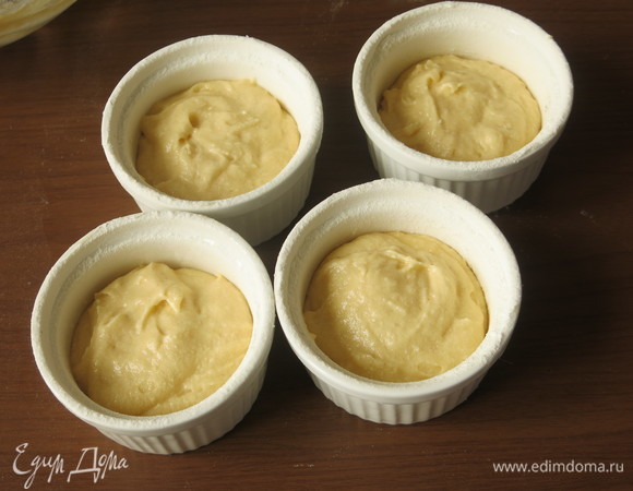 Наливаем тесто.