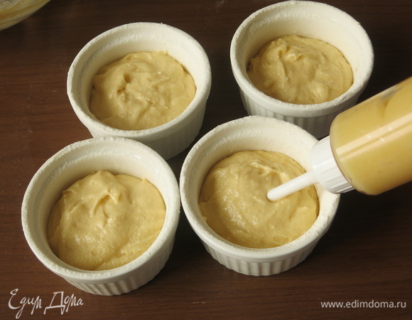 С помощью кондитерского шприца наполняем фонданы курдом.