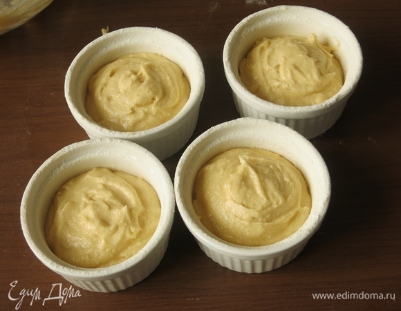 Сверху прикрываем место заполнения курда тестом. Теста заполняет формы на 3/4.