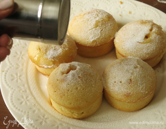 Выпекаем при 200°C 15–18 минут. Посыпаем пудрой сахарной. Подаем горячими. Приятного аппетита!