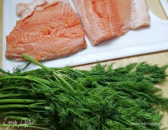 Засолка рыбки. Я купила целую карельскую форель и разделала ее. Можно взять готовое филе. Для засолки я взяла половину туши — 2 филе. Промываем и промакиваем салфеткой рыбу.