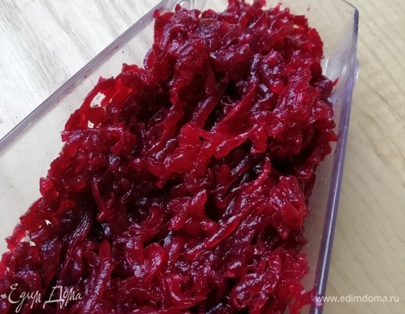 Натираем отваренную свеклу.