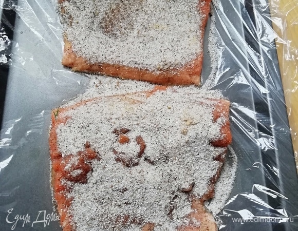 Филе выкладываем на поднос и посыпаем специями.