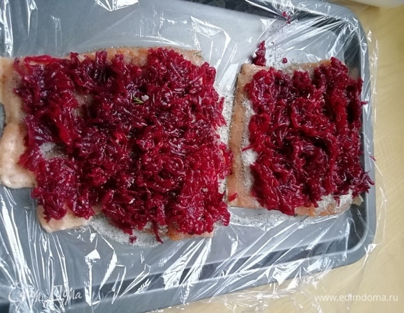 Затем выкладываем свеклу.