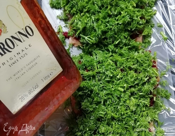 Сверху кладем укроп. Сбрызгиваем рыбу коньяком или любым другим крепким алкоголем. У меня был апельсиновый ликер, очень ароматный.