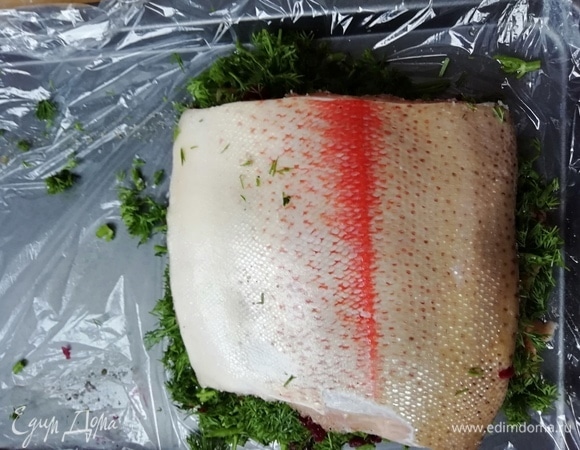 Складываем 2 половинки филе вместе и упаковываем рыбу в пленку. Ставим под небольшой груз на 2–3 дня. Можно заняться хлебом.