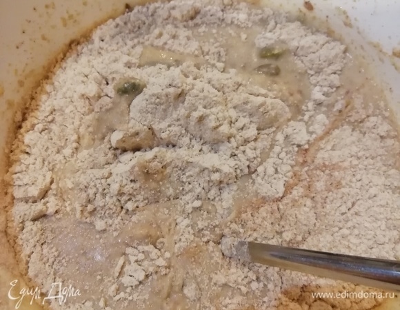 У меня дома живет ржаная закваска, на которой я пеку хлеб. Разный, в основном — белый. Ее вывести — дело 5 дней. Почитайте о ней в интернете. Вода, ржаная мука, и раз в день кормишь новой. А все, что откладываешь, я собираю в контейнер. Эта ржаная закваска в холодильнике может храниться пару недель. Вот из нее и получается настоящий датский ржаной хлеб. Итак, вначале ставим опару. Берем закваску (500 г), добавляем в нее теплую воду (650 мл) и солодовый сироп (25 мл). Добавляем ржаную муку (220 г), семечки подсолнуха (150 г), льняное семя (100 г), тыквенные семечки (100 г) и муку из полбы (150 г). Если такой муки нет, можно взять цельнозерновую. Все хорошо перемешиваем и оставляем на 2 суток в комнате, обернув пленкой. Тесто будет прилично бродить.