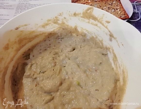 На 3-ий день готовим тесто. Перемешиваем опару, добавляем остатки муки, сиропа и воду. Солим. Хорошо вымешиваем тесто. Здесь хорошо поможет планетарный миксер, хотя тесто и не такое тугое, как на французскую булку.