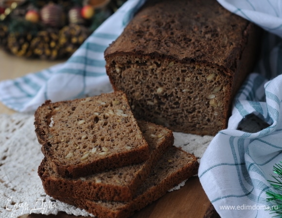 Вынуть хлеб из форм и остудить на решетке. Хранить в холодильнике. Хлебушек влажный, ароматный, с кислинкой. Из него так и хочется сделать сморреброд.