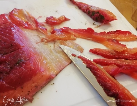 Через 2 дня можно достать рыбку, очистить ее и красиво нарезать. Гравлакс превосходен. У него невозможно красивый оттенок. Скручиваем ломтики рыбы в виде розочек.