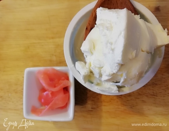 Мелко режем имбирь.