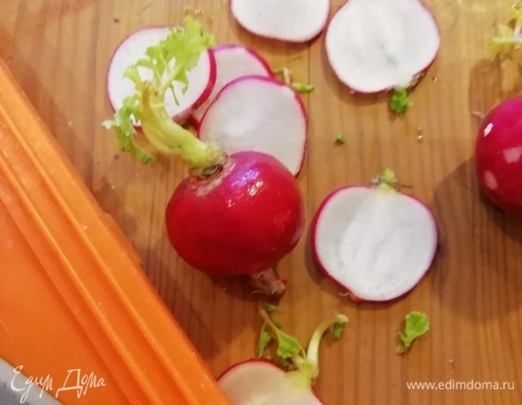 На мандалине или острым ножом аккуратно режем редис. Если положить его в ледяную воду, то редис станет красиво просвечиваться.