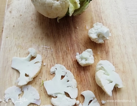 Разбираем кочан цветной капусты на соцветия и тонко режем его.