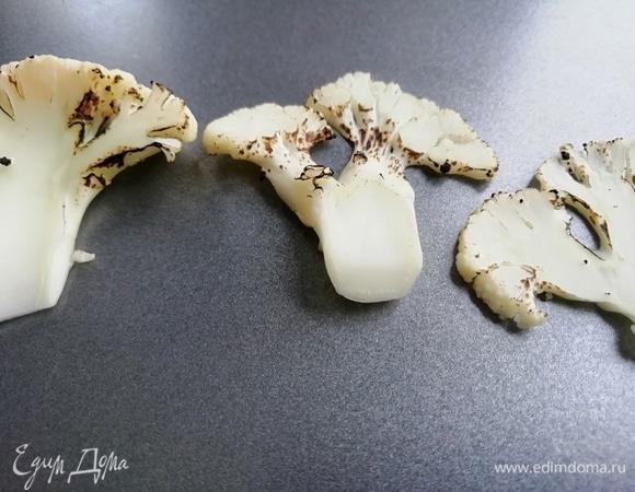 Горелкой поджарим края капусты для красивого колера и приятного аромата дыма.