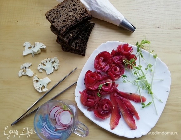 Перекладываем крем в кондитерский мешок с насадкой сент-оноре. Возьмем для украшения ростки горошка. Ржаной хлеб нарежем небольшими кусочками.