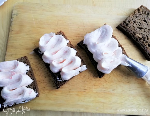 Приступаем к оформлению сморреброда. На хлеб выкладываем крем из мешка.