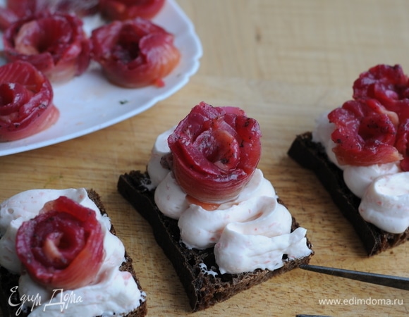 Сверху — рыбные «розы», затем — редис и цветную капусту. Украшаем ростками гороха. Сморреброды — это искусство!