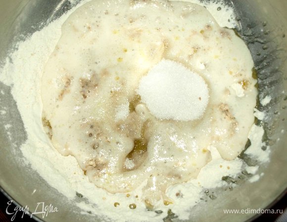 ПравильноеМасло АО АИСФеР растопить. В просеянную муку добавить дрожжи, соль, сахар, сливочное масло.