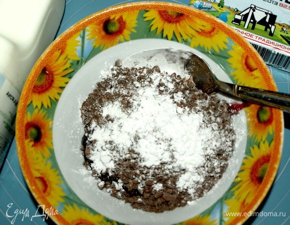 Приготовим начинку. Черносмородиновый джем смешать с измельченным в крошку шоколадом, добавить крахмал. Перемешать.