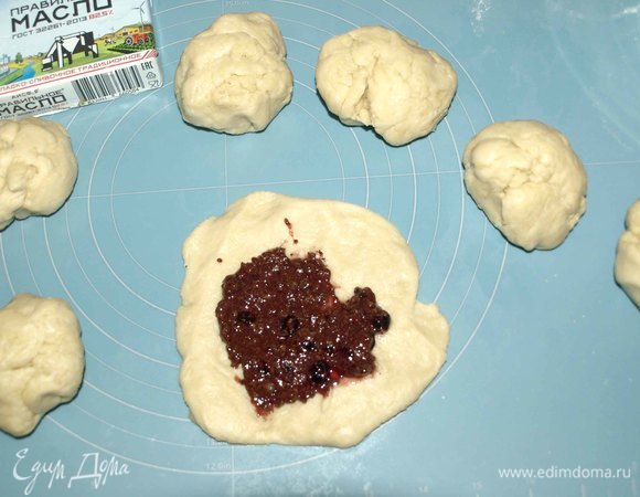 Через час тесто увеличится в объеме. Перекладываем тесто на рабочую поверхность. Дополнительно муки не требуется, тесто не липнет к поверхности. Делим тесто на 7 равных частей. Из каждой части формирует лепешку, кладем начинку.