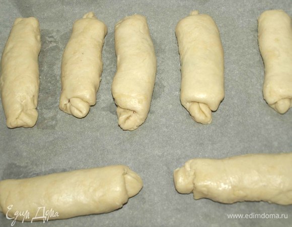 Кладем рулеты на противень, застеленный пекарской бумагой. И оставляем на 15 минут, закрыв полотенцем.