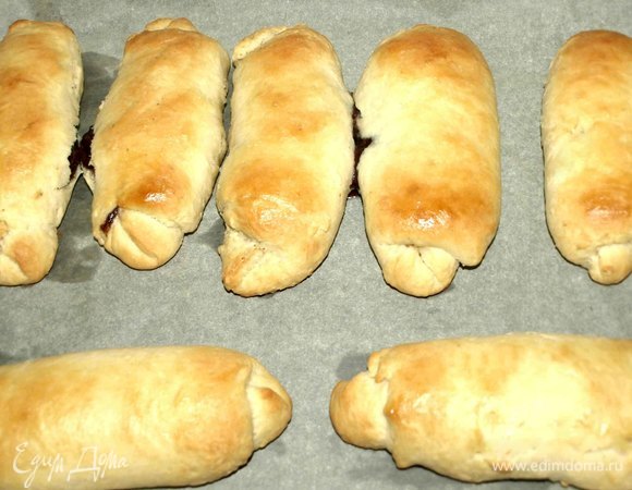 Через 15 минут отправляем в духовку на 20 минут, достаем из духовки через 20 минут и смазываем сливочным маслом. Отправляем в духовку еще на 5–10 минут. Ориентируйтесь на свою духовку.