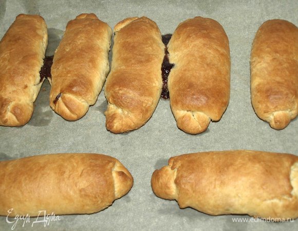 Достаем готовые рулеты из духовки, даем немного остыть на противне.