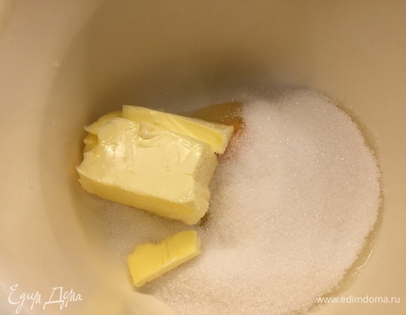 Соединяем 1 яйцо, 200 г сахара, 100 г размягченного сливочного масла и размешиваем до однородности.