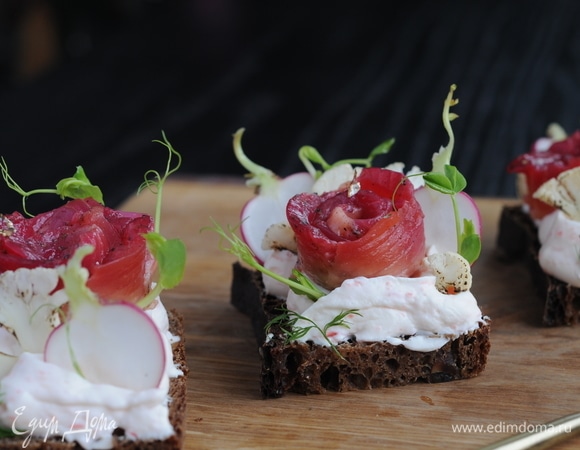 Такой бутеброд не оставит никого равнодушным. Он также вкусен, как и красив.