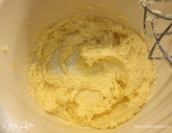 Натираем на мелкой терке 3 ч. л. имбиря, цедру одного лимона и одного апельсина (можно взять сушеную, примерно по 1 ст. л. каждой, но мелко перемолоть в кофемолке или заранее размочить в воде). Добавляем к смеси с маслом.