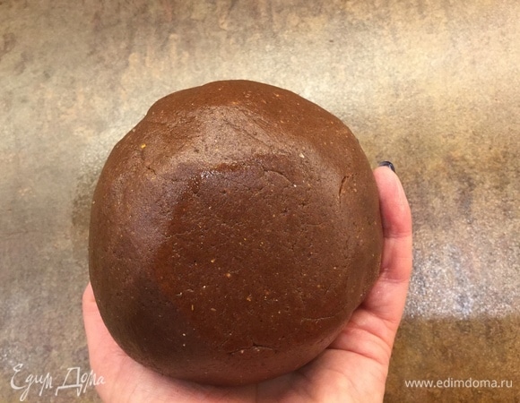 Понемногу добавляем сухую смесь во влажную (я добавляю по половине стакана примерно) и каждый раз хорошо вымешиваем. Когда миксер перестанет справляться с тестом, продолжайте вымешивать лопаткой. Вмешайте всю сухую смесь на посыпанном мукой столе. Добавляйте муку до тех пор, пока тесто не перестанет липнуть к рукам (но оно не должно получиться слишком плотным. У меня обычно выходит 1–2 ст. л. муки, если яйца использую 1 категории). Скатаем тесто в шар, завернем в пищевую пленку и уберем в холодильник минимум на час.